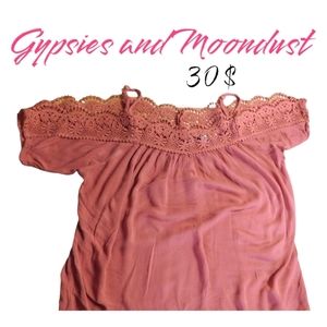 GYPSIES & Moondust Womens Juniors' Crochet Cold-Shoulder Top  medium